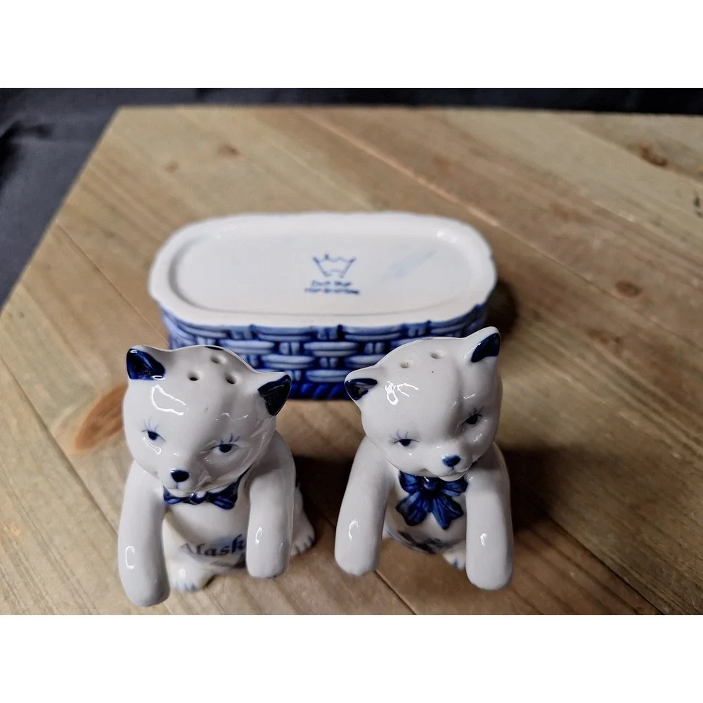 Delft Blue Handpainted Ceramic Cat Salt Pepper Shakers in Basket Alaska Souvenir
